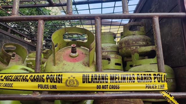 Jajaran Polresta Bogor Kota menggerebek gudang pengoplosan gas bersubsidi 3 kilogram ke ukuran 12 kilogram dan 50 kilogram di daerah Tajur, Kota Bogor. (Foto: Achmad Sudarno/Liputan6.com).