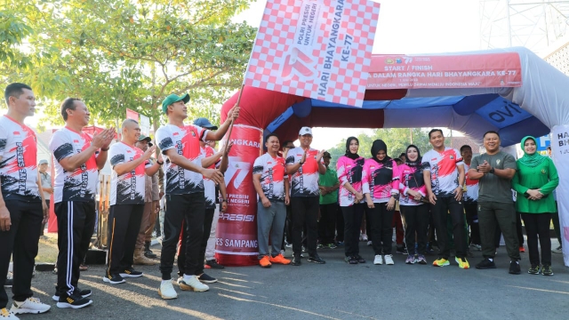 Bupati H. Slamet Junaidi bersama Wakil Bupati H. Abdullah Hidayat mengikuti Olahraga Jalan Jalan Sehat (JJS) bersama dalam rangka memperingati Hari Bhayangkara ke 77 di Mapolres Sampang, Sabtu (24/6/2023).